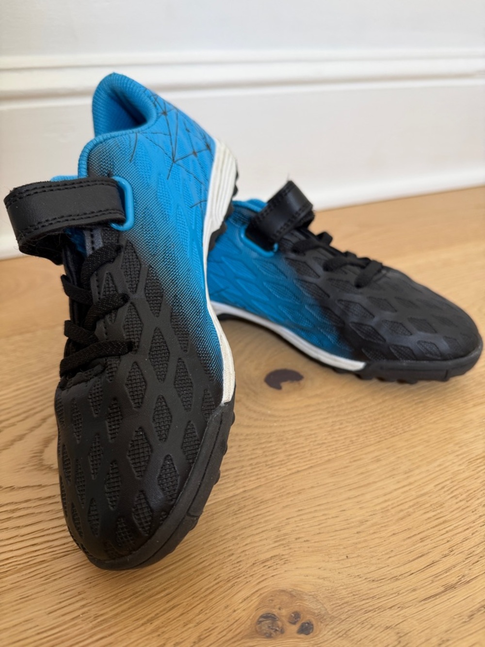 US size 4 Kids Indoor Soccer Shoes Boys Girls Soccer Cleats Athletic Turf Shoe